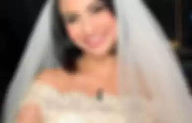 Vanessa Angel tampil seksi memakai gaun belahan rendah saat ungkap sosok suami yang resmi dinikahinya tuai ucapan selamat dari netizen