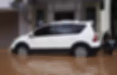 Ilustrasi mobil terjebak banjir saat parkir