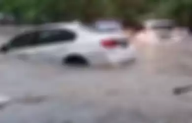 Di tengah banjir yang menerjang Jakarta, beredar sebuah video yang memperlihatkan mobil mewah BMW yang hanyut terbawa arus.