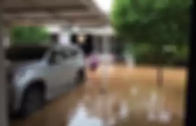 Banjir Merendam Kawasan Graha Raya Bintaro, Mulai dari Ban Renang Anak hingga Kiddie Pool Dijadikan Sebagai Alat Evakuasi Warga 