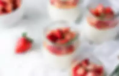 yogurt dan stroberi salah satu makanan yang menjaga gula darah tetao terkendali