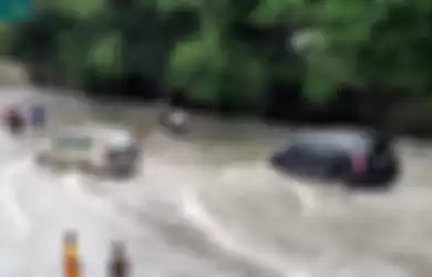 Ilustrasi mobil menerjang banjir                