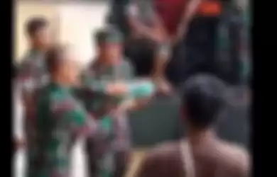 Banjir Menerjang, Anggota TNI Evakuasi Bayi yang Baru Saja Lahir, Videonya Viral