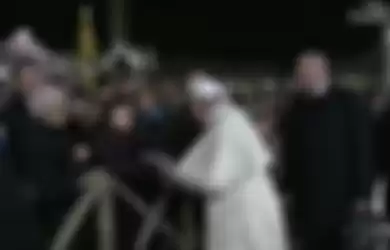 Paus Fransiskus memukul tangan perempuan yang menariknya