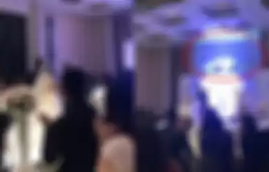 Video viral pengatin pria tontonkan aib mempelai wanita di acara perikahan sendiri.