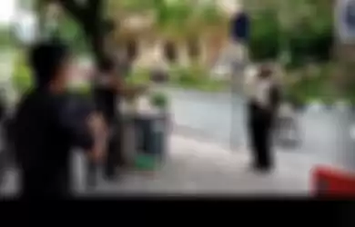 Tantang Seluruh Polisi di Mapolda NTB, Seorang Pria Kenakan Atribut TNI Tak Takut Diacungi Pistol Polisi, Sempat Teriak 'Tembak Saya', Begini Videonya!