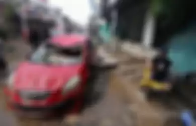 Puluhan mobil hancur pasca banjir yang merendam kawasan Pondok Gede Permai, Jatiasih, Bekasi, Jawa Barat, Kamis (2/1/2020). 