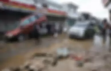 Puluhan mobil hancur pasca banjir yang merendam kawasan Pondok Gede Permai, Jatiasih, Bekasi, Jawa Barat, Kamis (2/1/2020).  