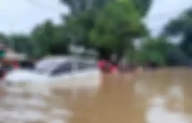 Banjir Jakarta 01/01/2019 menganyutkan beberapa mobil. 