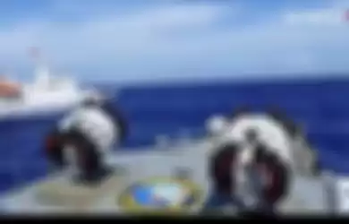 Cuplikan gambar detik-detik KRI Tjiptadi-381 mengusir kapal pengawas perikanan pemerintah Tiongkok 