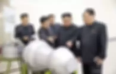 Kim Jong Un dan para pejabat