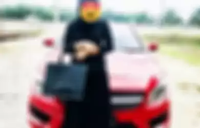 Sang wanita bersama mobilnya