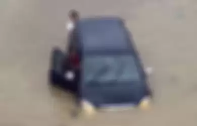 Ilustrasi mobil terendam banjir.