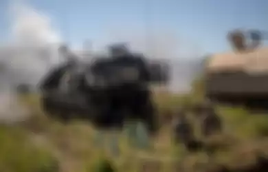 Self-propelled Howitzer M-109 US Army sedang melakukan tembakan terukur ke sasaran