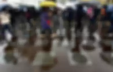 Ratusan orang rela berbaris di tengah hujan untuk bisa menghadiri sidang