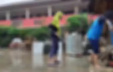 Bersih-bersih pasca banjir waspadai Leptospirosis.