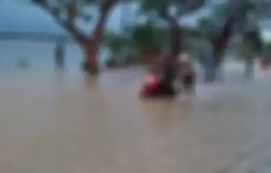 Banjir akibat luapan Kali Lamong yang melanda Kecamatan Benjeng, Gresik, Selasa (7/1/2020).