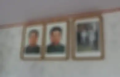 Foto pemimpin Korea Utara sebelumnya, ayah dan kakek Kim Jong Un yang dipajang di rumah warga.