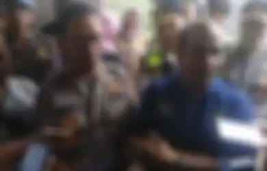 Kabid Humas Polda Jabar Kombes Saptono Erlangga memberi keterangan kepada wartawan di sekitar makam Lina, Jalan Sekelimus I, Kota Bandung, Kamis (9/1/2020) 