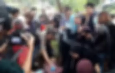 Tak Sanggup Lihat Tubuh Kakaknya Diangkat dari Liang Lahat Hingga Harus Dikubur Dua Kali Dalam Seminggu, Adik Kandung Lina Nangis Sampai Nyaris Pingsan