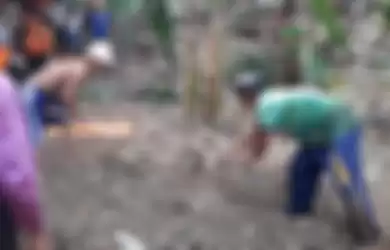 Warga menggali mayat yang ditemukan dekat pohon pisang 