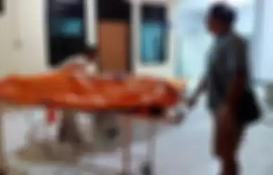 Mayat suami istri saat dimasukkan ke dalam ruang jenazah di RS Bhayangkara Manado, Sabtu (11/1/2020) malam.  