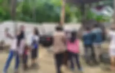 Batu prasasti dijadikan sebagai objek selfie dan keramaian pengunjung di Kerajaan Keraton Agung Sejagat (KAS) Purworejo, Jawa Tengah, pada Selasa (14/1/2020).