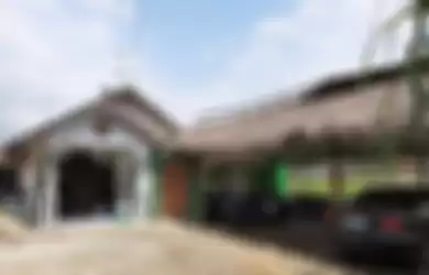 Rumah kontrakan Raja Keraton Agung Sejagat Toto Santoso di RT 05/RW 04 Dusun Berjo Kulon, Desa Sidoluhur, Kecamatan Godean, Kabupaten Sleman digeledah polisi, Rabu (15/1/2020) dini hari.