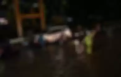 Berbeda dengan Jakarta, Surabaya Kebanjiran Hanya 3 Jam Surut, Begini Rupanya Cara Bu Risma Mengatasinya