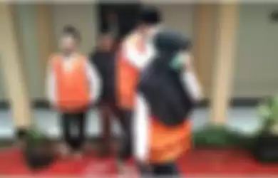 Tiga terdakwa kasus video 'Vina Garut' digiring petugas keluar dari ruang sidang Garuda menuju ruang tahanan Pengadilan Negeri Garut, Kamis (19/12/2019) 
