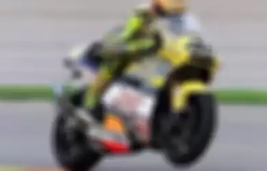 Valntino Rossi kala masih di Honda dengan menggunakan motor bermesin 2-tak.