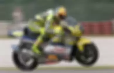 Valntino Rossi kala masih di Honda dengan menggunakan motor bermesin 2-tak.