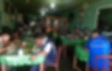 Bupati Dairi, Edy Berutu dan Rombongan makan di RM Napinadar Malau di Simpang Tiga, Kabupaten Dairi