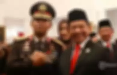 Mendagri Tito Karnavian (kanan) menyalami Kapolri Jenderal Pol Idham Azis (kiri) usai penyematan tanda pangkat dalam rangkaian upacara pelantikan Kapolri di Istana Negara, Jumat (1/11/2019). 