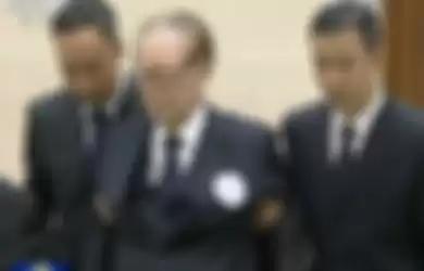 Mantan presiden China Jiang Zemin (tengah)