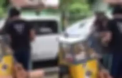 Beredar Video Seorang Ibu-Ibu Mengamuk pada Penjual Cilok karena Berpacaran dengan Anaknya.