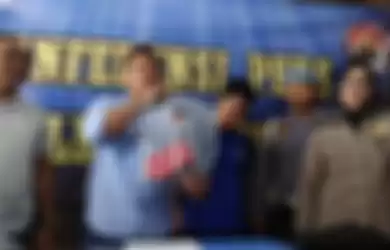 Kasatreskrim Polres Bantul, AKP Riko Sanjaya, didampingi Kasubag Humas Polres Bantul AKP Sulistyaningsih menunjukkan pelaku TNI gadungan dan sejumlah barang bukti.