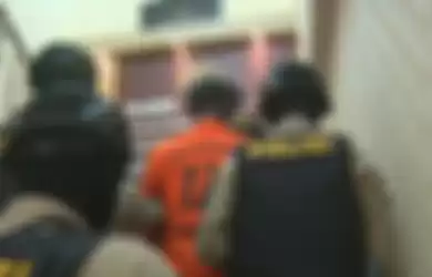 Pelaku persetubuhan terhadap kedua anak kandung di Trenggalek Jawa Timur, ketika dibawa Tim taktis Jalu Crime Squad Polres Trenggalek (22/01/2020).