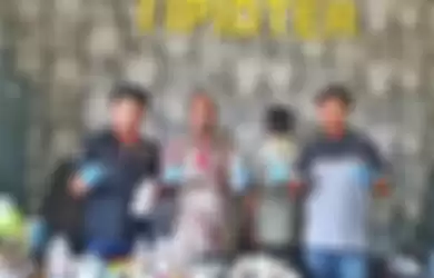 SA (berkopiah), mantri yang diduga melakukan malapraktik memotong Alat Kelamin Siswa SD, diamankan di Polres Lambar. Pria Ditangkap Seusai Sunat Anak SD di Lampung Barat, Korban Mesti Jalani Operasi. 
