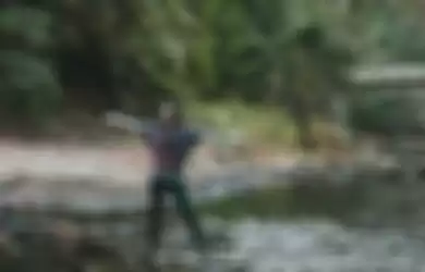 Ilustrai pacar jatuh ke sungai