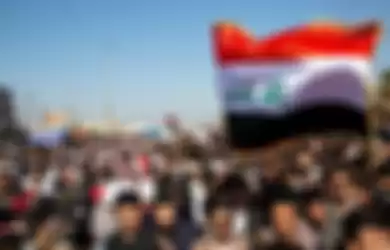 Demonstran Irak turun ke jalan menyuarakan aksi anti-pemerintah.