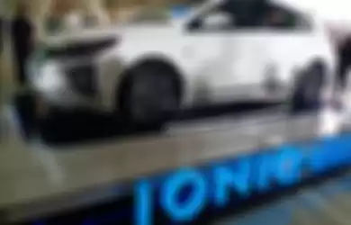 Mobil listrik Hyundai Ioniq yang dipakai untuk layanan GrabCar Elektrik.