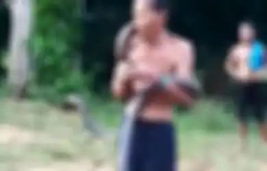 'Bermain' Sambil Tertawa-tawa Sampai 'Kebal' Digigit King Kobra Berkali-Kali, Pria Ini Sampai Viral Sebelum Akhirnya Berakhir Seperti Ini