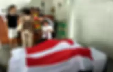 Isak Tangis keluarga menyaksikan jenazah Bunkim dan Ana yang dibalut kain merah putih.