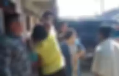 Viral video mantan bupati Nias Selatan dilempar kotoran babi