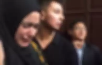 Naik Pitam Sampai Nangis Usai Fisiknya Terus Dicecar Kuasa Hukum Trio Ikan Asin, Fairuz A Rafiq Ditegur Keras Hakim Sidang: Kamu Juga Biang Keroknya!