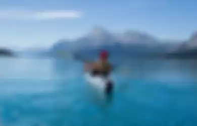 Ilustrasi naik perahu di laut