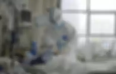 Tim medis rumah sakit pusat di Wuhan melakukan penanganan terhadap pasien virus corona.