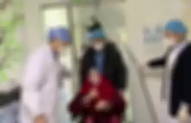 Luar Biasa, Nenek 87 Tahun Ini Sembuh dari Virus Corona, Keluar Ruang Isolasi Langsung Disambut Seperti Ini oleh Satu Rumah Sakit!