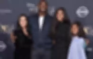 Kobe Bryant dengan istri dan kedua anaknya